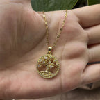 Ketting met ronde hanger levensboom bezet met kristallen