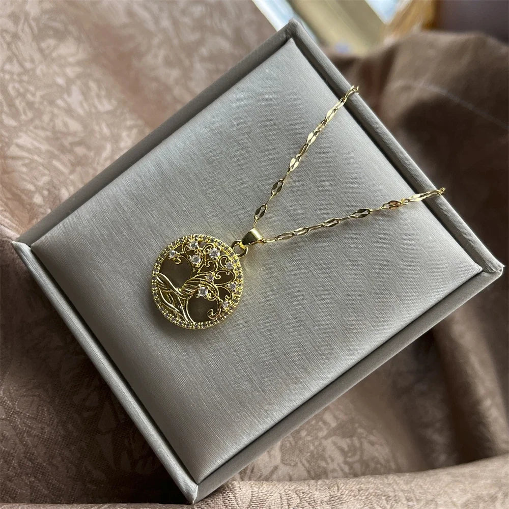 Ketting met ronde hanger levensboom bezet met kristallen
