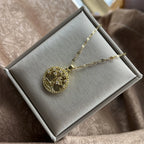 Ketting met ronde hanger levensboom bezet met kristallen