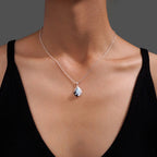 Ketting met hanger van een orka en golven in maansteen