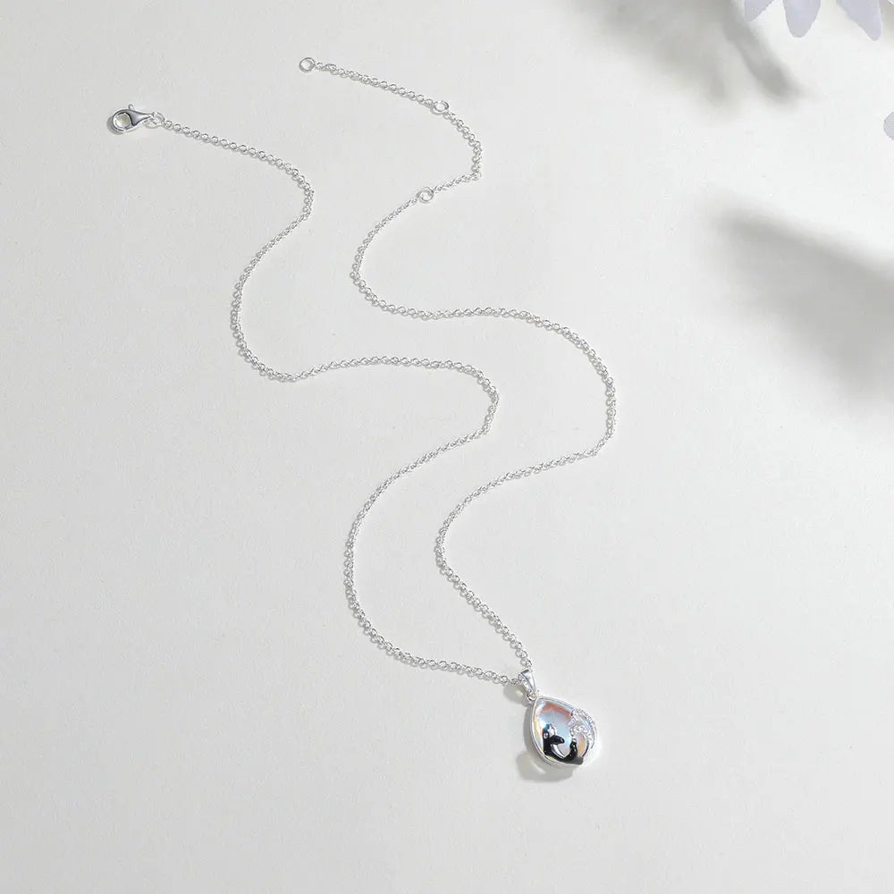 Ketting met hanger van een orka en golven in maansteen