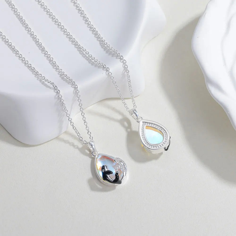 Ketting met hanger van een orka en golven in maansteen