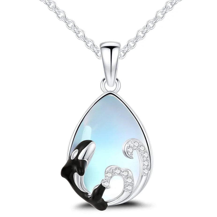 Ketting met hanger van een orka en golven in maansteen