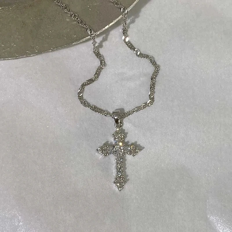 Halsketting met kruisvormige hanger bezet met strass-steentjes