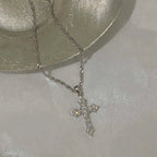 Halsketting met kruisvormige hanger bezet met strass-steentjes