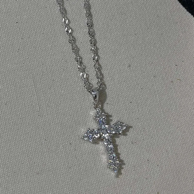 Halsketting met kruisvormige hanger bezet met strass-steentjes