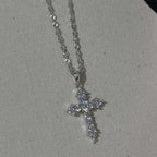 Halsketting met kruisvormige hanger bezet met strass-steentjes
