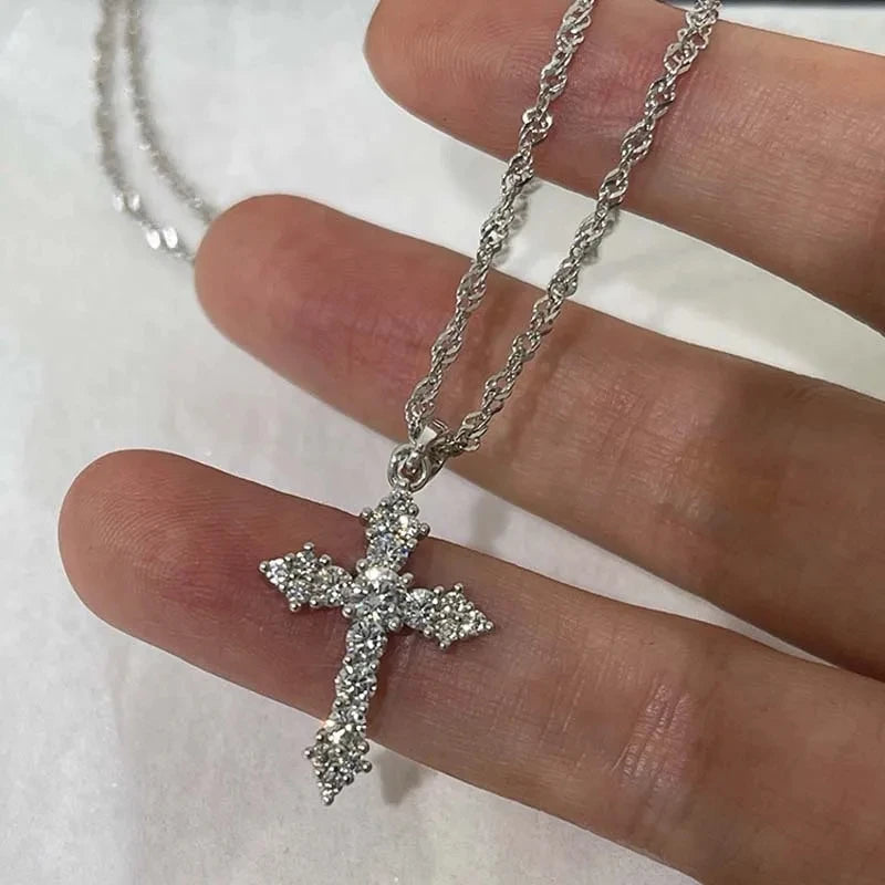 Halsketting met kruisvormige hanger bezet met strass-steentjes
