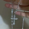 Halsketting met kruisvormige hanger bezet met strass-steentjes