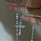 Halsketting met kruisvormige hanger bezet met strass-steentjes