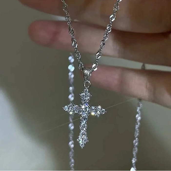 Halsketting met kruisvormige hanger bezet met strass-steentjes