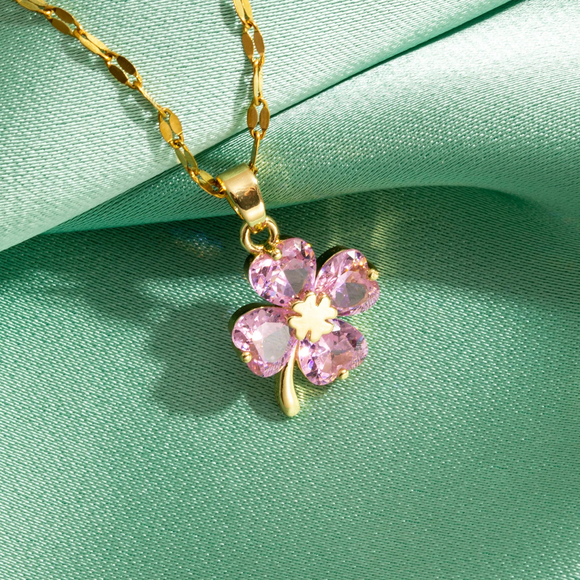 Ketting met gekleurd klavertjevier hanger 