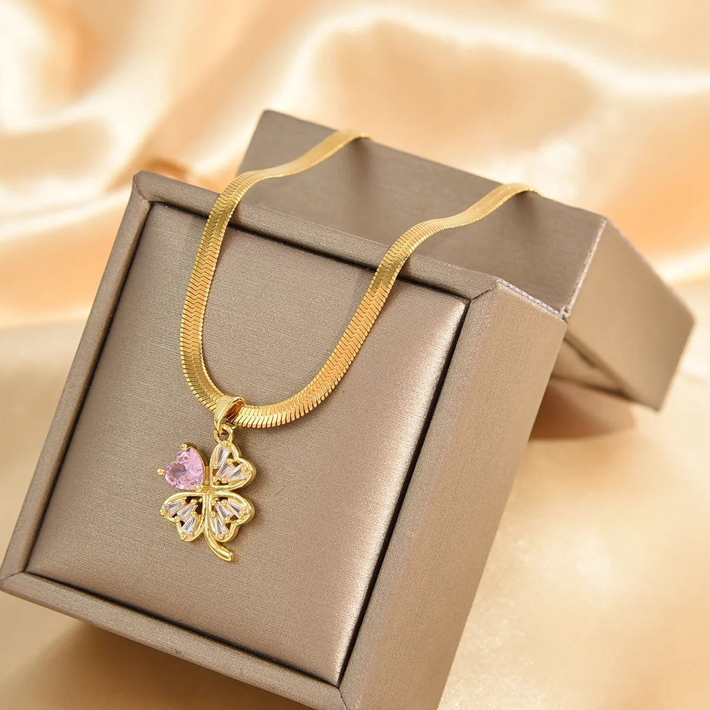 Collier avec Pendentif Trèfle à 4 feuilles Porte Bonheur et Zircon