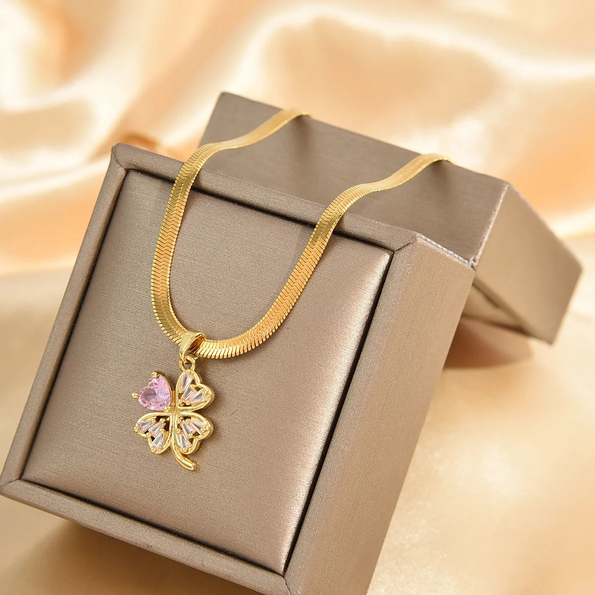 Collier avec Pendentif Trèfle à 4 feuilles Porte Bonheur et Zircon