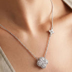 Ketting met klaverhanger bezet met witte kristallen