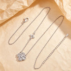 Ketting met klaverhanger bezet met witte kristallen