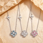 Ketting met klaverhanger bezet met blauwe kristallen