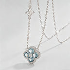 Ketting met klaverhanger bezet met blauwe kristallen