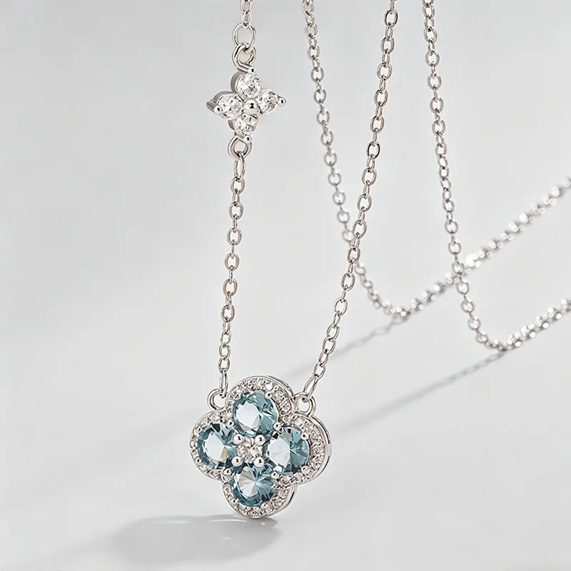 Ketting met klaverhanger bezet met blauwe kristallen