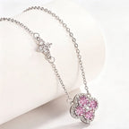 Ketting met klaverhanger bezet met roze kristallen