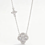 Ketting met klaverhanger bezet met witte kristallen