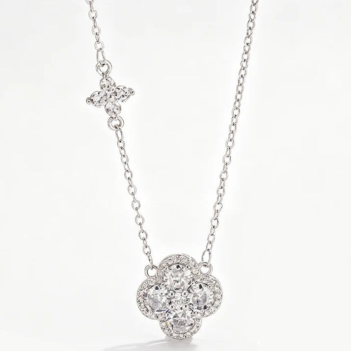 Ketting met klaverhanger bezet met witte kristallen