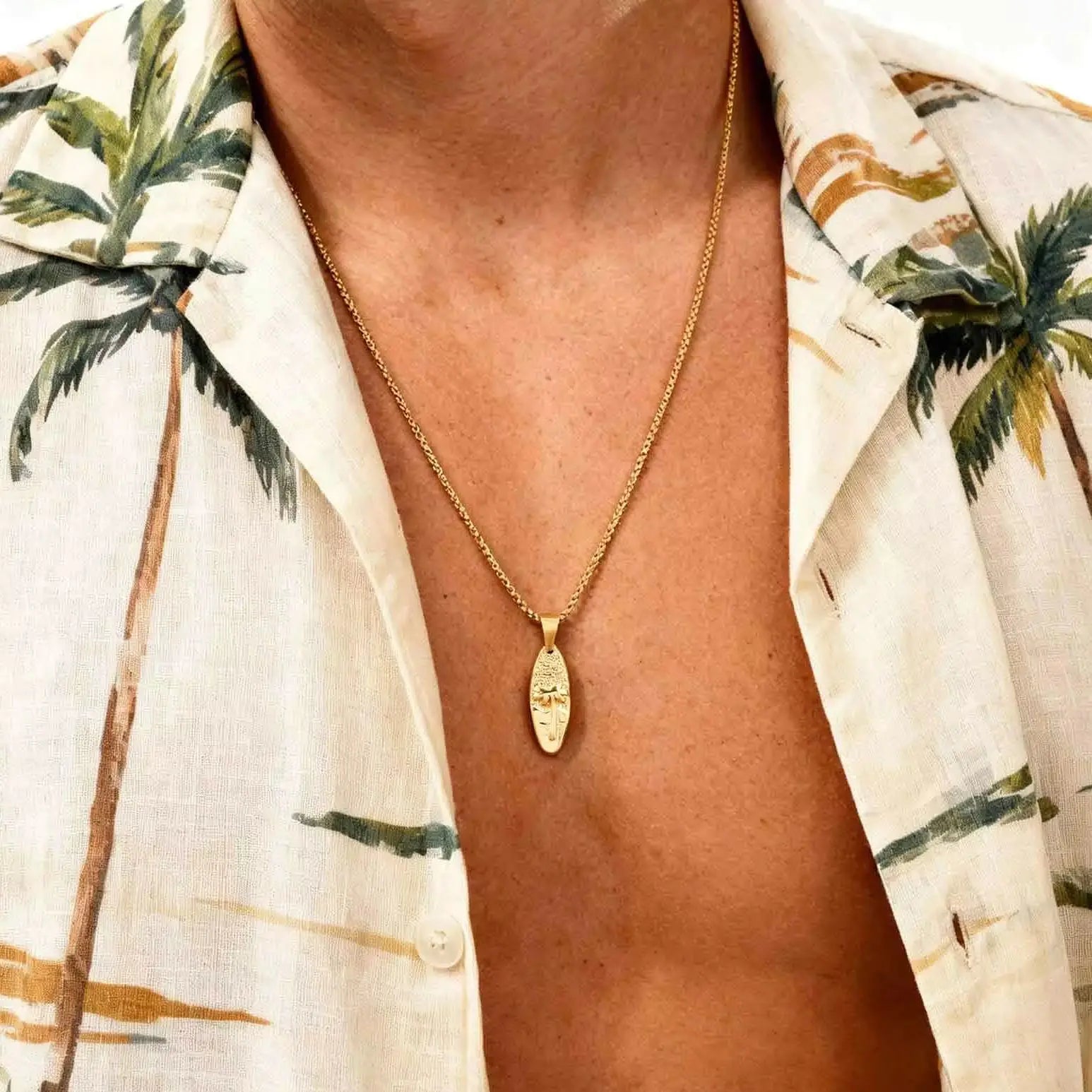 Ketting met kleine palm- en zeehanger in goud