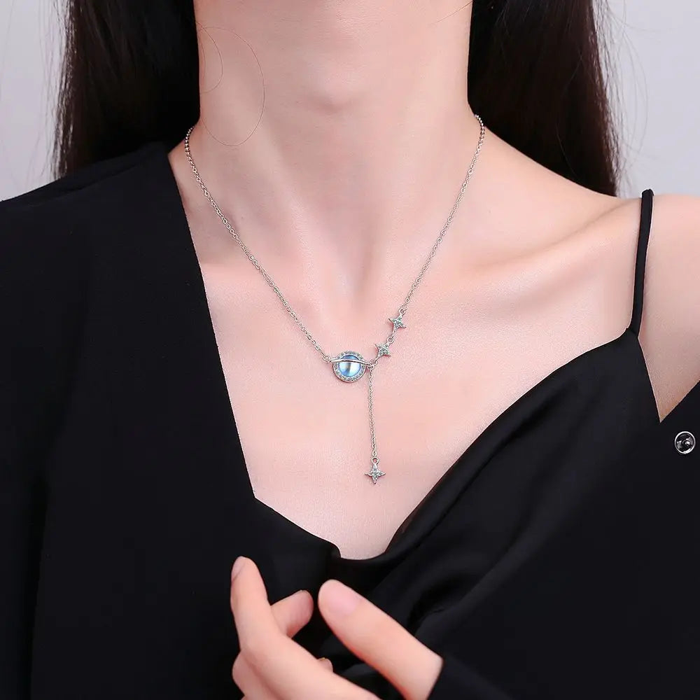 Collier avec Pendentif Pierre de Lune et Etoiles en Zircon