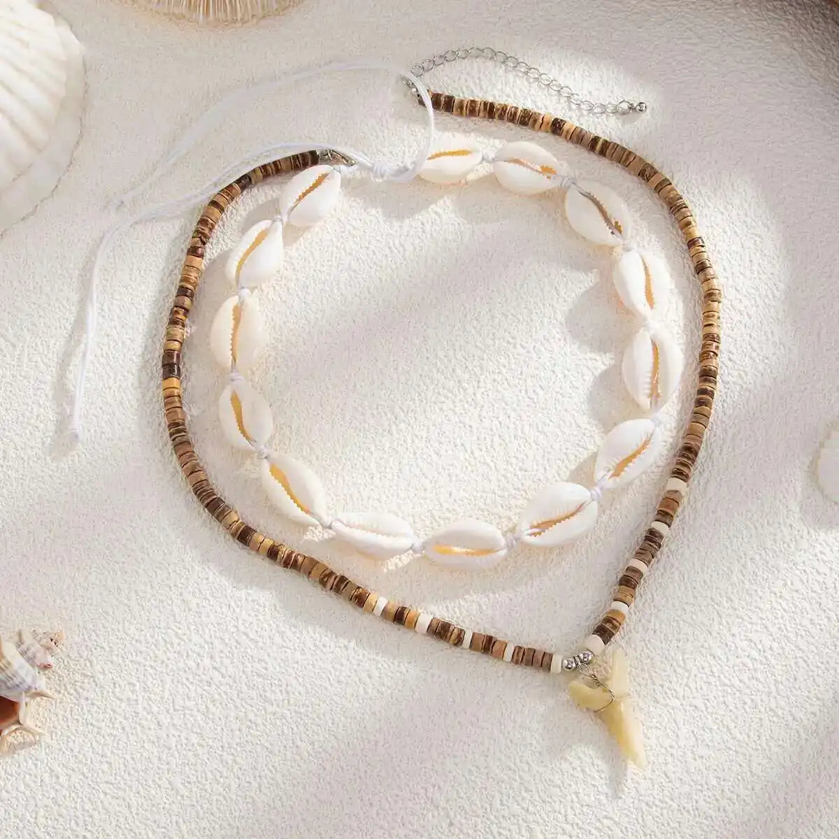 Set van 2 boho halskettingen met schelpen en witte haaientand hanger