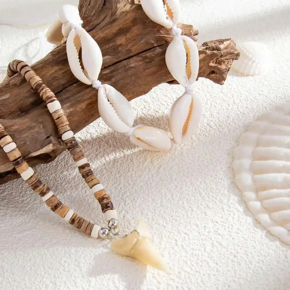 Set van 2 boho halskettingen met schelpen en witte haaientand hanger