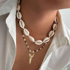 Set van 2 boho halskettingen met schelpen en witte haaientand hanger