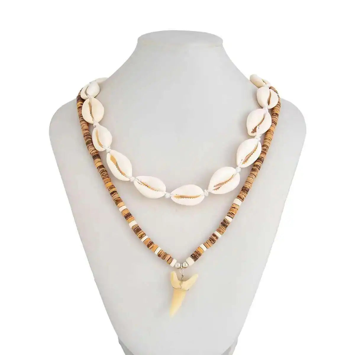 Set van 2 boho halskettingen met schelpen en witte haaientand hanger