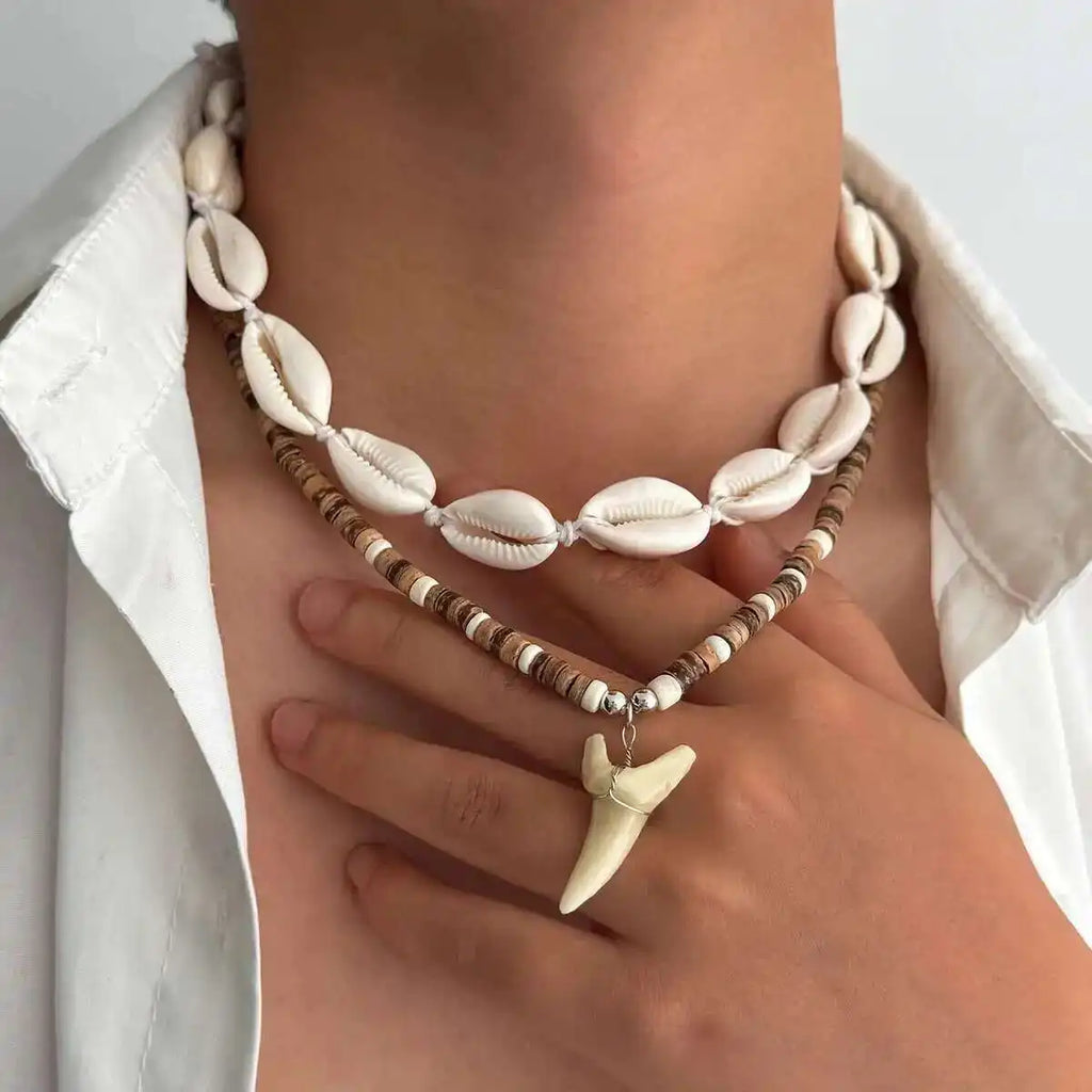 Set van 2 boho halskettingen met schelpen en witte haaientand hanger