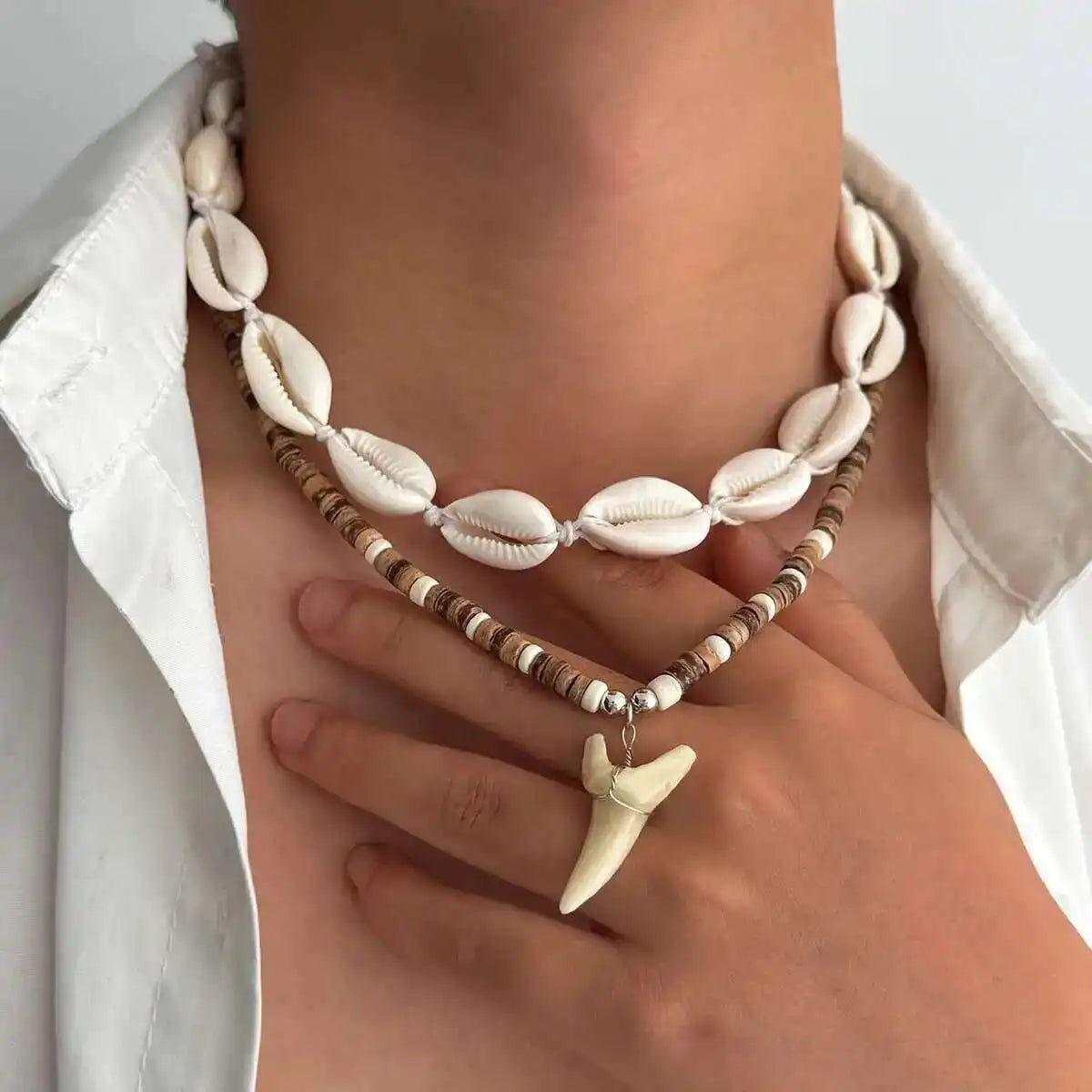 Set van 2 boho halskettingen met schelpen en witte haaientand hanger