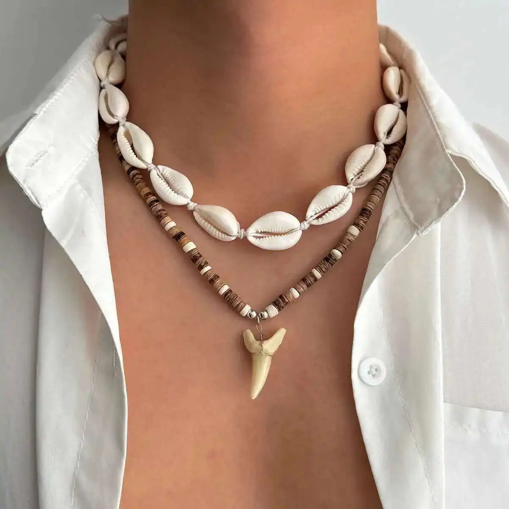 Set van 2 boho halskettingen met schelpen en witte haaientand hanger