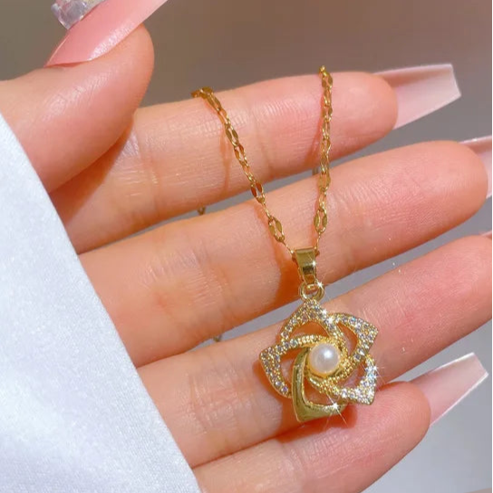 Collier Chic Pendentif Fleur Dorée et Perle