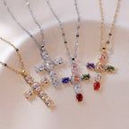 Gekleurde ketting met kruisvormige hanger met strass 