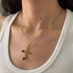 Gekleurde ketting met kruisvormige hanger met strass 