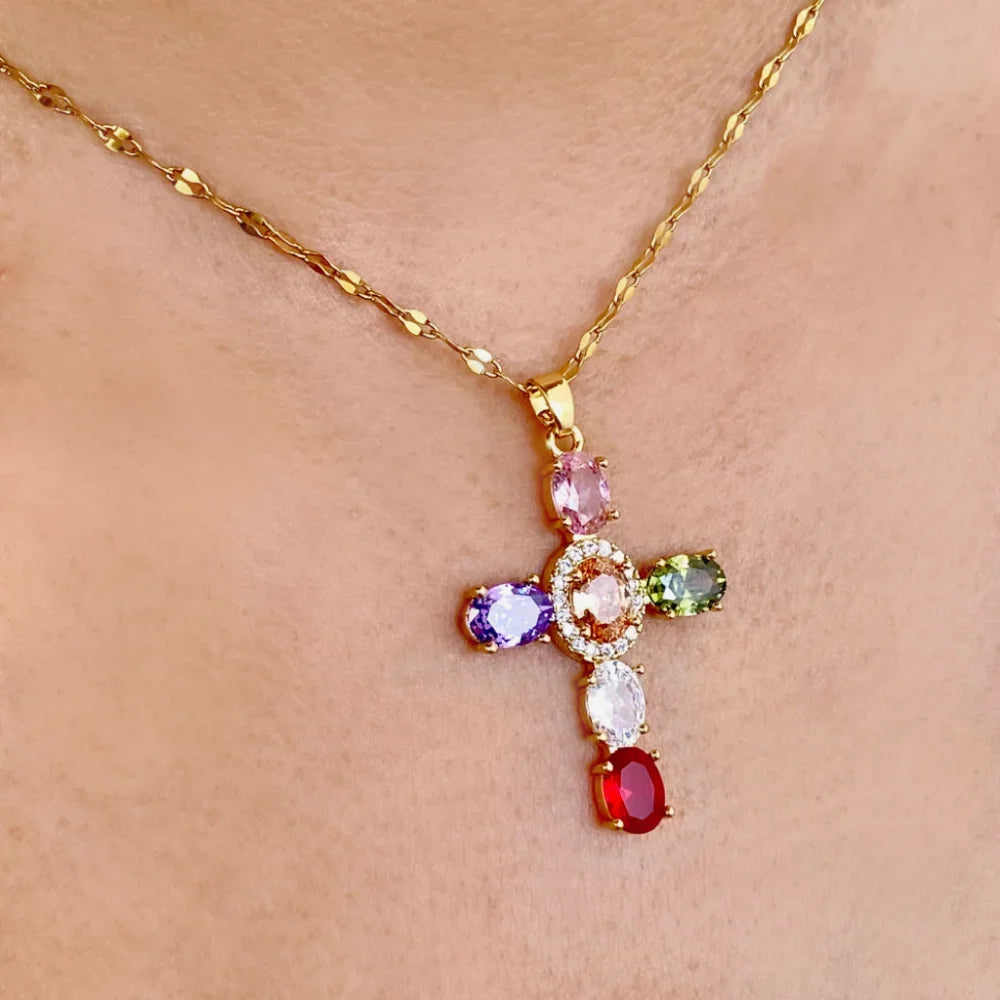 Gekleurde ketting met kruisvormige hanger met strass 