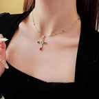 Gekleurde ketting met kruisvormige hanger met strass 