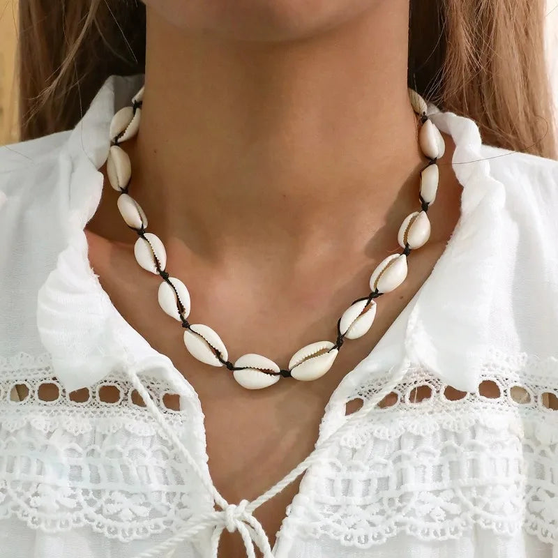Halsketting met wit en zwart kauri-schelpje
