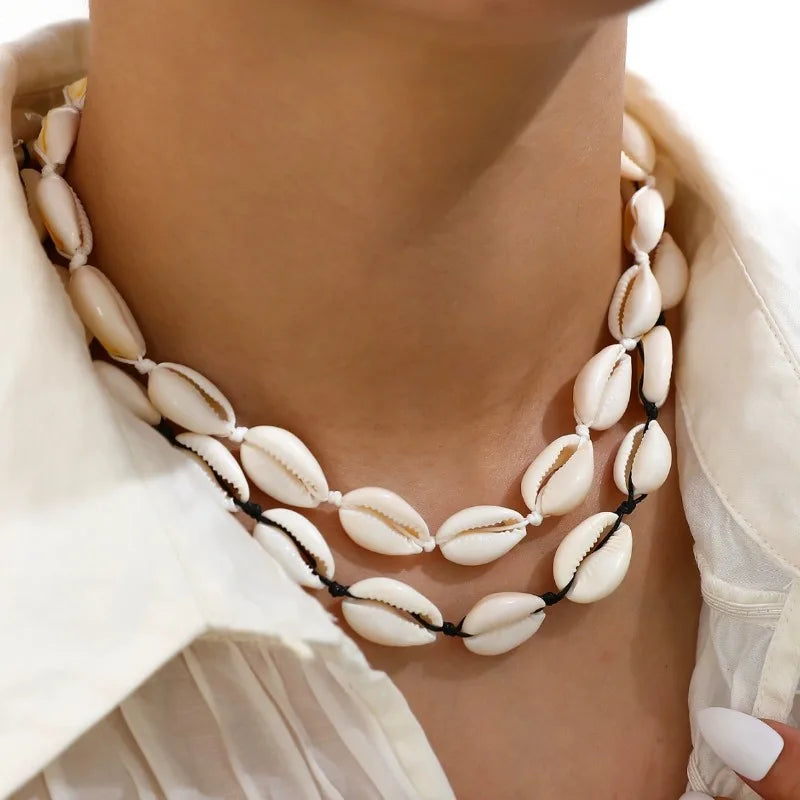 Halsketting met wit kauri-schelpje en wit