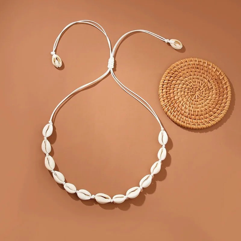Halsketting met wit kauri-schelpje en wit