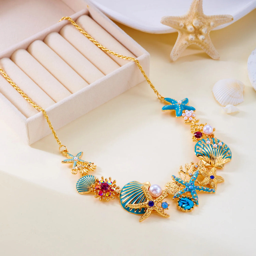 Goudkleurige en blauwachtige schelpketting