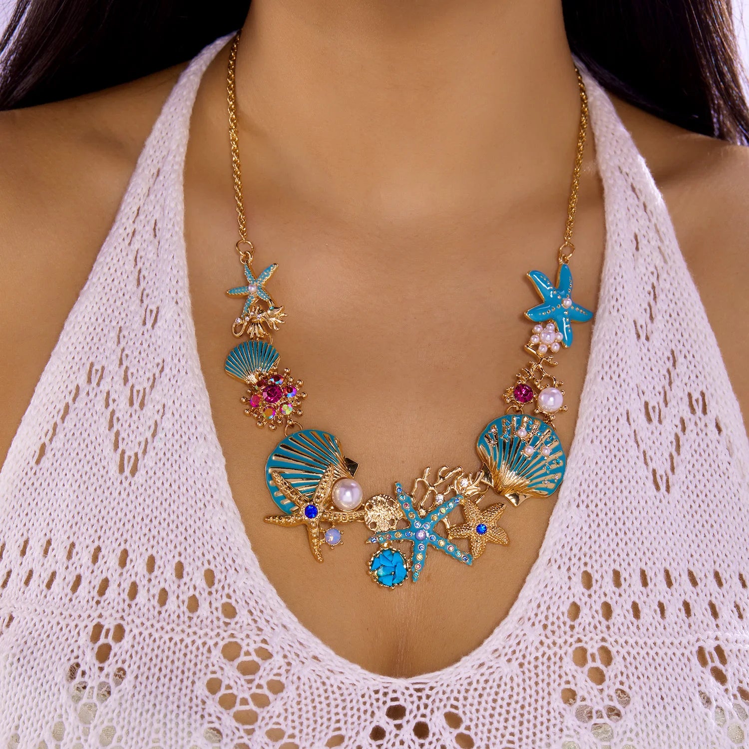 Goudkleurige en blauwachtige schelpketting