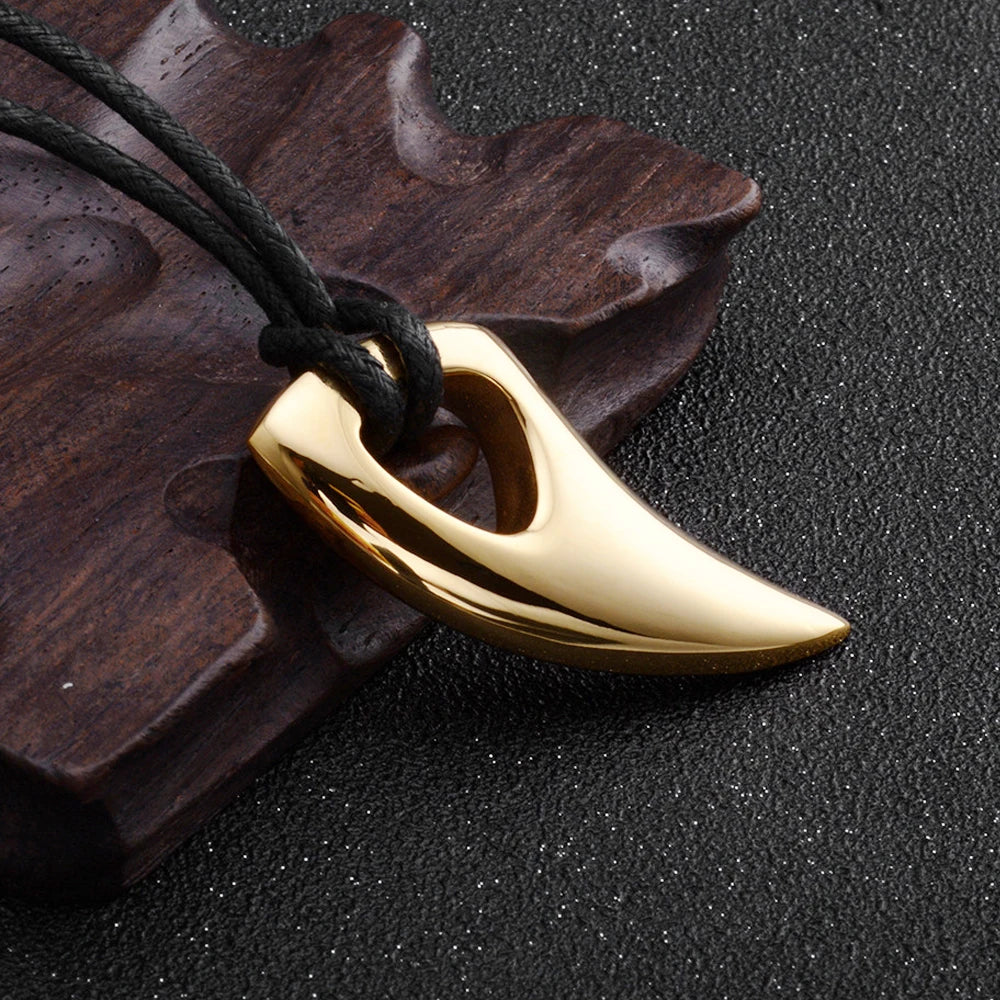 Koordketting met gouden haaientand hanger