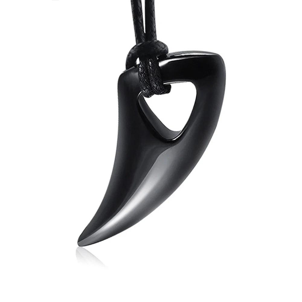 Koordketting met zwarte haaientand hanger