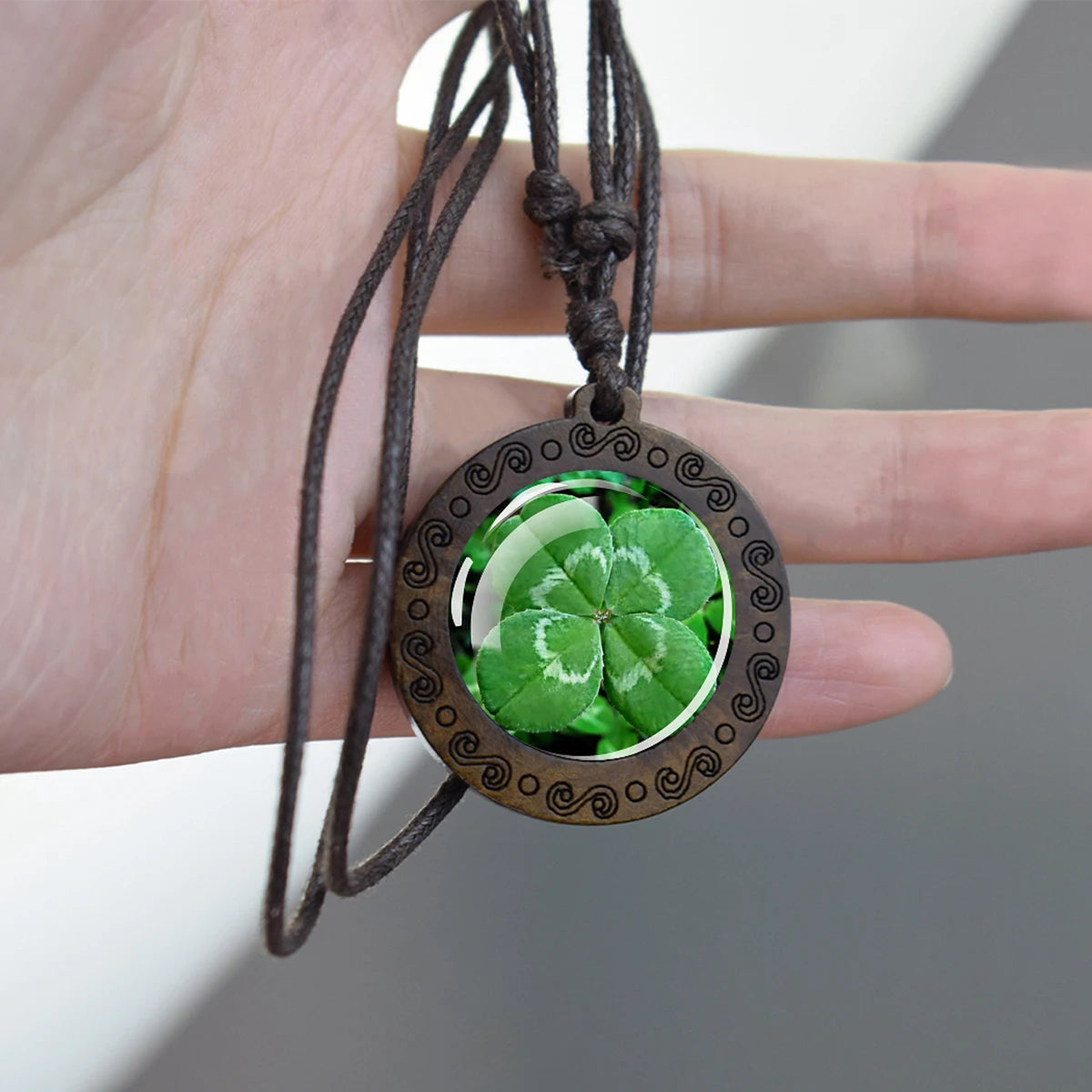 Koordketting met een houten hanger ingelegd met een klavertjevier