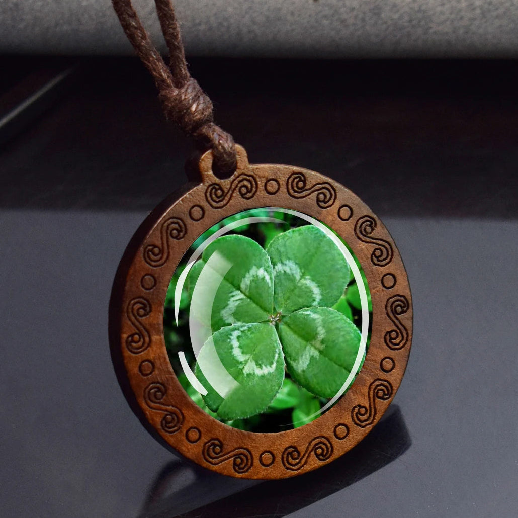 Koordketting met een houten hanger ingelegd met een klavertjevier