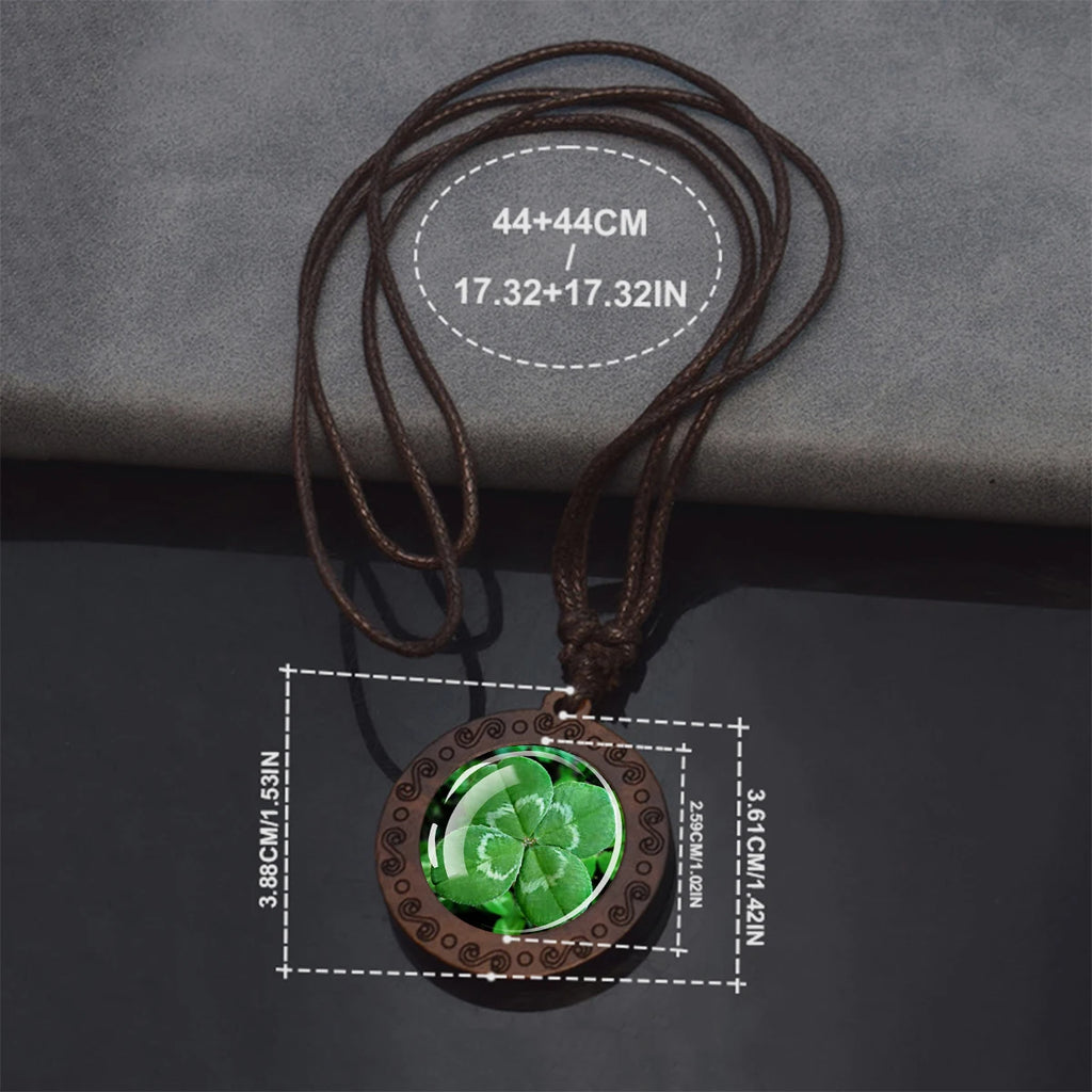 Koordketting met een houten hanger ingelegd met een klavertjevier